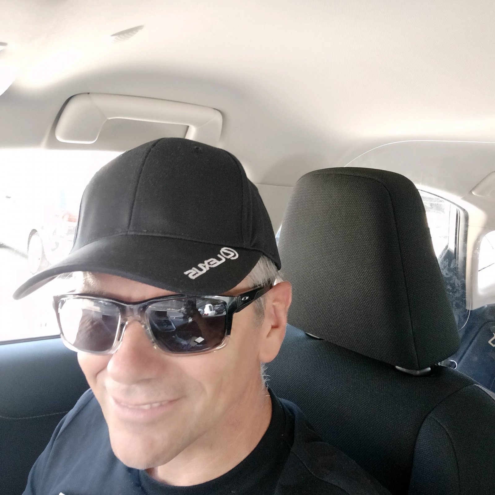 Réserver un taxi VTC avec siège enfant pour se rendre à l'aéroport de Hyères depuis une résidence ou un lieu de vacances en toute sécurité Toulon Est