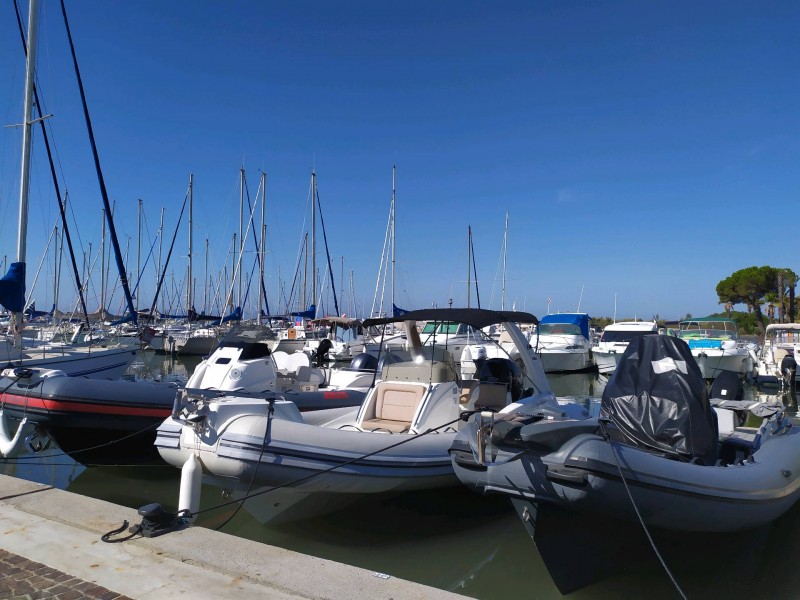 Une cliente demandant une réservation de TAXi le Pradet pour la Gare de Toulon avec tarification et une note pour l entreprise et paiement en CB